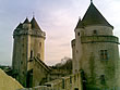 Blandy-les-Tours : le Donjon (gauche) et la Tour des Gardes (droite)