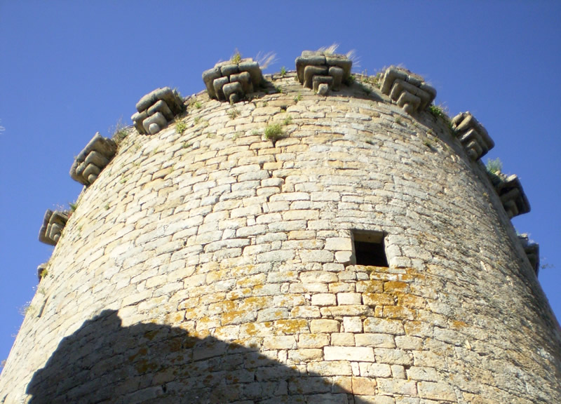 Le vocabulaire militaire des châteaux forts : donjon, mâchicoulis, créneau,  meurtrière - Décoder les églises et les châteaux