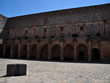 Fort de Salses : la cour intérieure et ses arcades