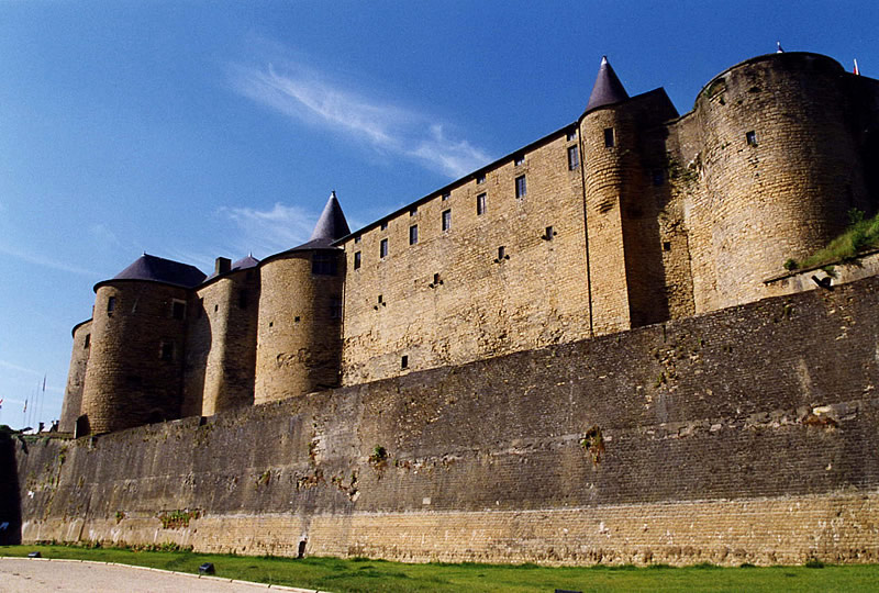 Visite du Château Fort de SedanRemontez le temps pour un voyage à l’époque  médiévale. Au cœur de la ville, le gigantesque Château Fort de Sedan vous