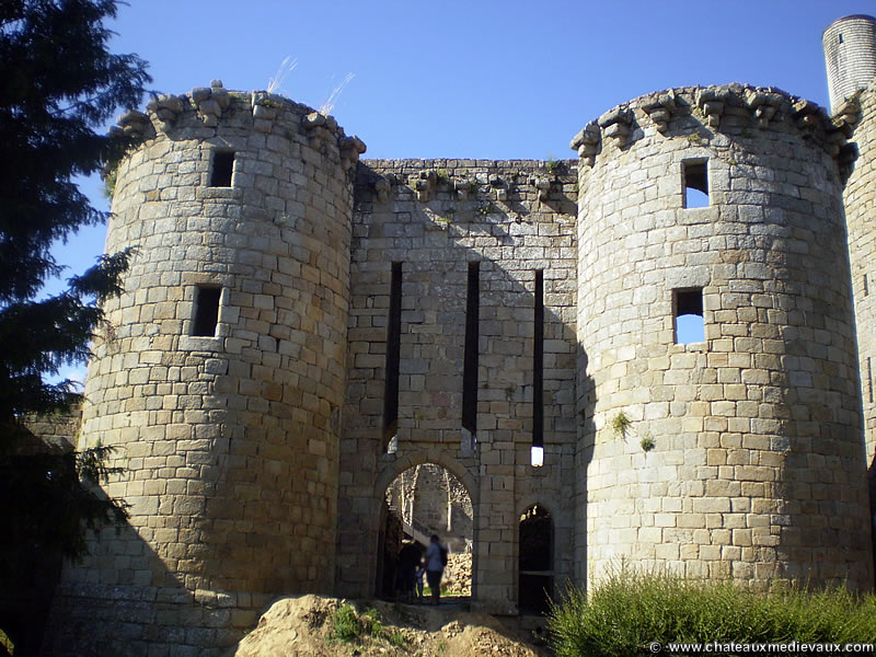 Du château fort au château de plaisance - Décoder les églises et les  châteaux